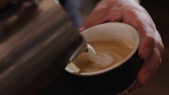 一个无法辨认的男性在咖啡馆喝咖啡的4k视频片段