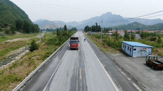 乡村公路上的运输卡车