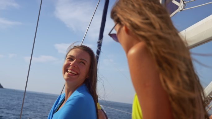 斯洛·莫两个年轻女子在阳光下的游艇上谈笑风生