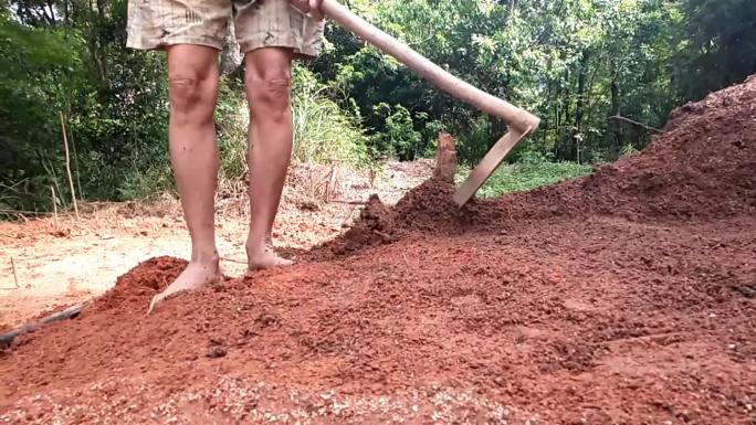 铲土锄泥刨泥修整山坡土黄土红泥种树挖树坑