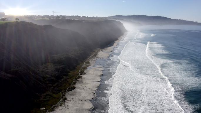 加州圣地亚哥拉霍拉海岸线、悬崖和海滩鸟瞰图