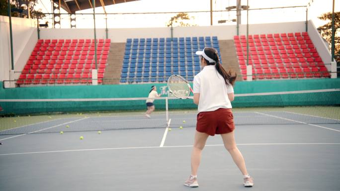 一群健康的老年人一起享受网球比赛。