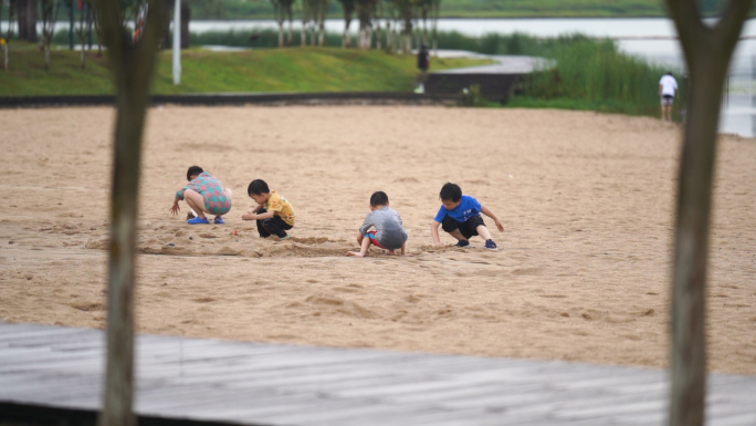 儿童在沙滩上玩沙子