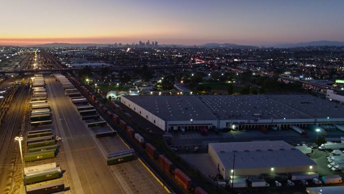 加利福尼亚州商业区货场和仓库的无人机下降飞行，距离DTLA天际线较远