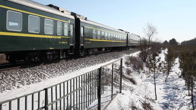 北方冬天下雪春运铁路交通运输蒸汽绿皮火车