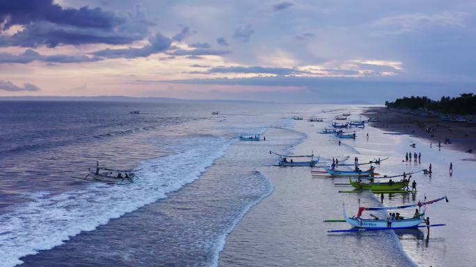 印度尼西亚巴厘岛西部有捕鱼活动的Perancak海滩