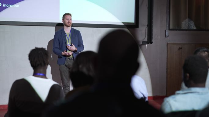 在商务会议活动上做演讲的男性演讲者