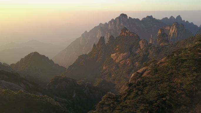 中国东部黄山龟山风景区。