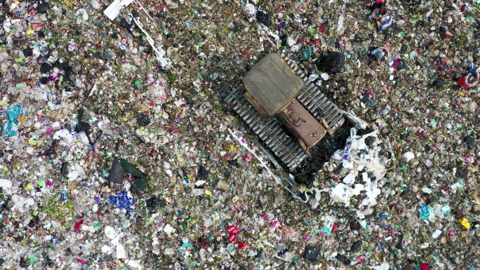 垃圾填埋场，垃圾车处理垃圾，鸟瞰图