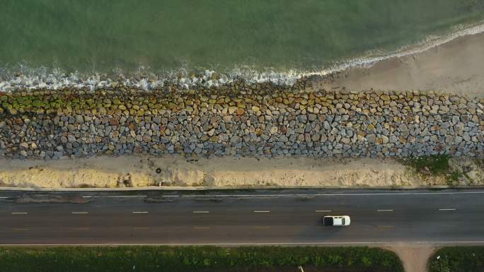 海滩沿线道路俯视图或鸟瞰图