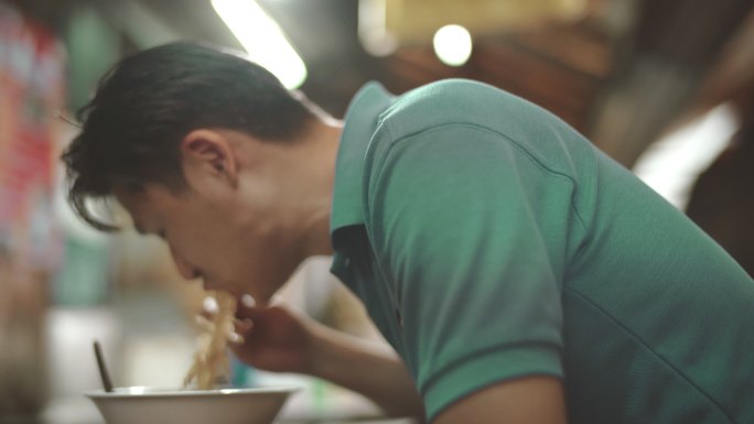 泰国街头美食吃面