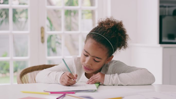 一个可爱的小女孩在家完成学校作业的4k视频片段