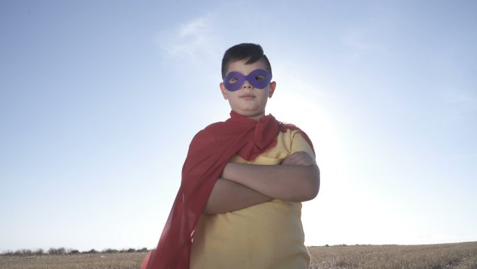穿着超级英雄服装的男孩肖像