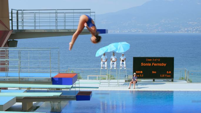 女子跳水运动员在比赛中跳板