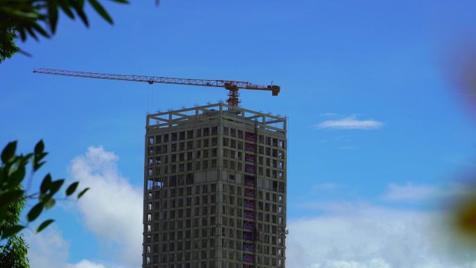 蓝天白云深圳坪山在建高楼2/2