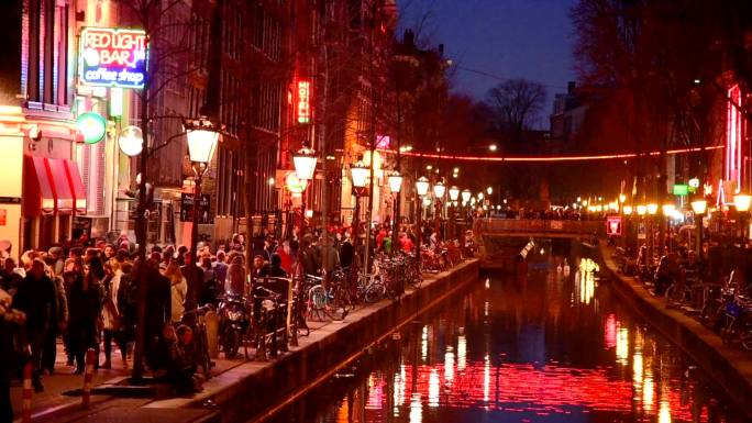 红灯破坏了景观和阿姆斯特丹运河，自行车和骑自行车的人，游艇，救生艇。