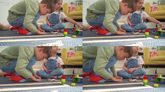当他们玩教育玩具时，集中注意力是对他们独立性的一大发展