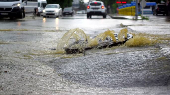 大雨导致污水外溢-城市洪水