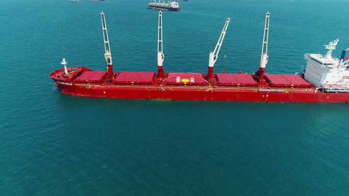 海上作业煤炭货船货轮特写红色大船海面