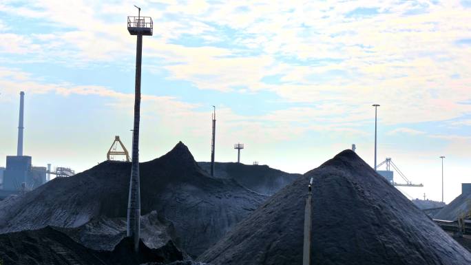 钢铁和煤炭。清晨工业区
