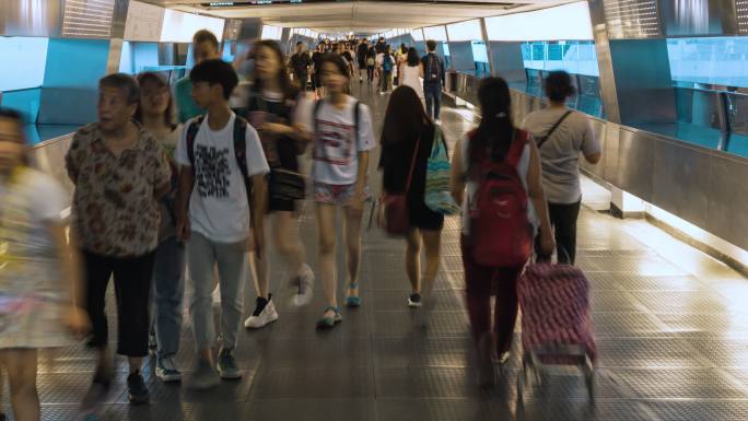 久而久之，香港中区天桥上挤满了面目全非的人