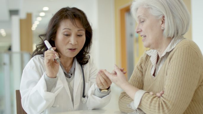 少数民族女医生咨询老年女性糖尿病患者