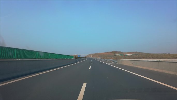 行驶在高速公路上