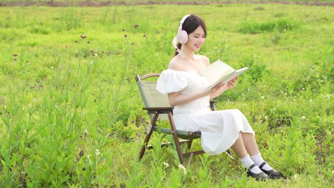 女孩在草原上看书