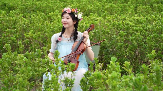 女孩在拉小提琴