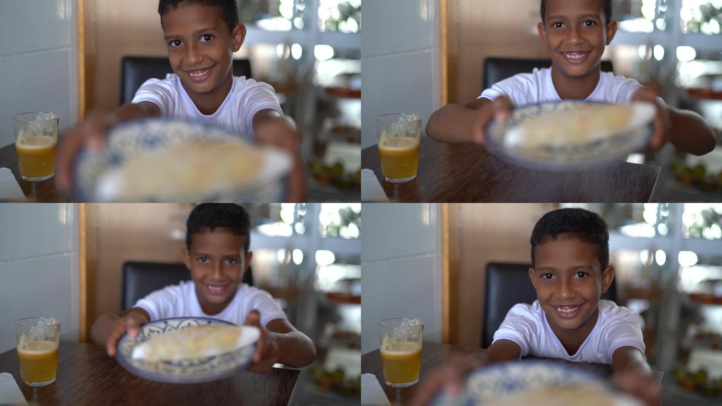 早餐吃木薯的可爱巴西男孩