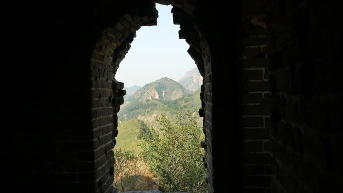 中国古长城遗址的烽火台裂缝