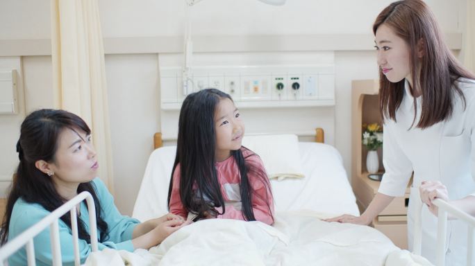 小女孩与母亲、护士躺在医院病床上的故事