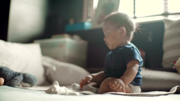 男婴（6-11个月）独自坐着的MS照片