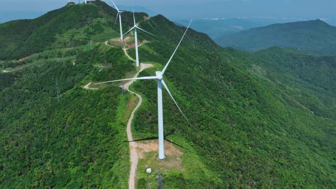4K航拍群山国家电网风车风力发电风电系统