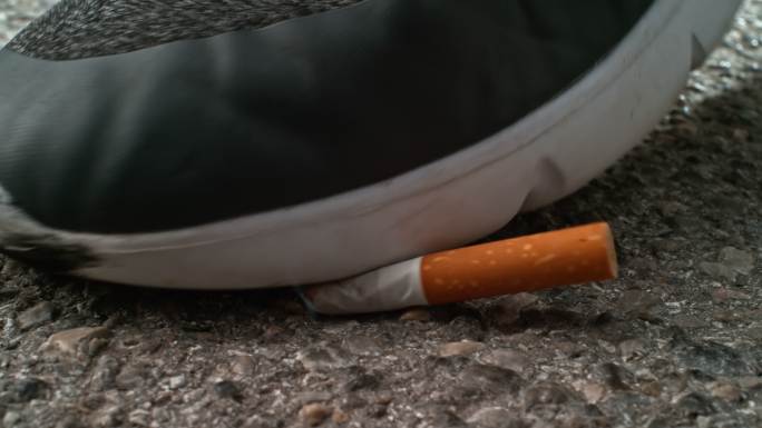 LD人员踩在地上熄灭香烟