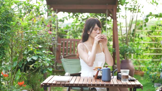 女孩在后花园品尝咖啡