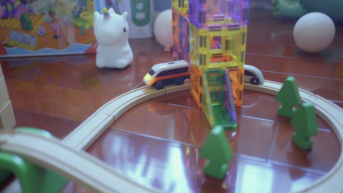小朋友过六一儿童节装扮房间小火车玩具