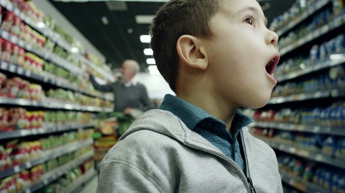 超市里惊讶的男孩张望
