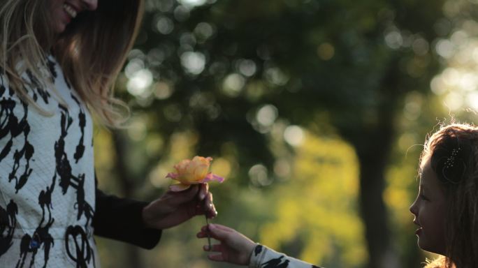 带花的女孩送花礼物母亲亲女儿