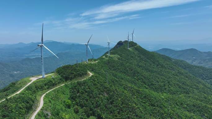 4K航拍群山国家电网风车风力发电风电系统