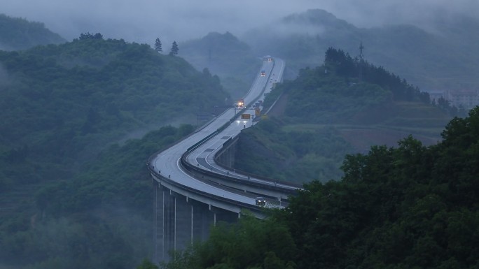 浙江山区高速高架桥雨天早晨云雾车辆物流