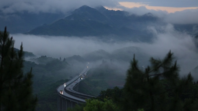 浙江山区高速早晨雨天雨雾车辆车灯物流高架