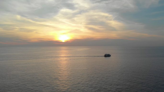 海上游轮鸟瞰图夕阳下大海中的游轮渡轮大海