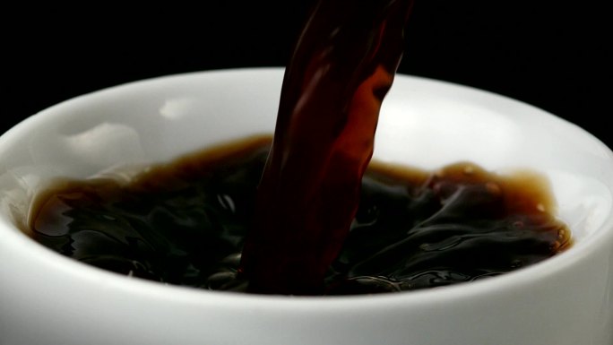 红糖倒入黑咖啡-特写镜头