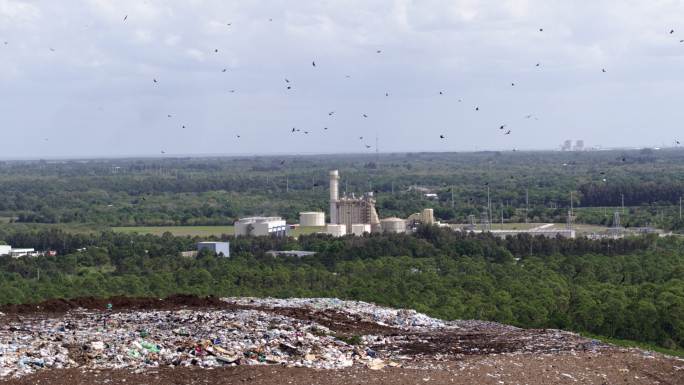 鸟瞰美国佛罗里达州的垃圾填埋场卫生场和废物管理厂。无人机通过摇摄相机的动作拍摄了画面。