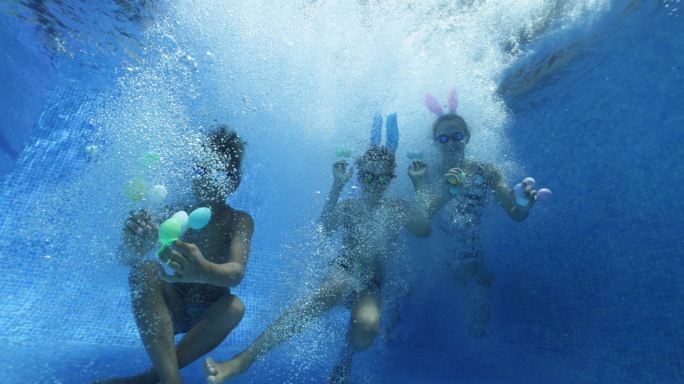 复活节期间孩子们在水下玩耍