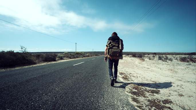 背包客沿路行走孤独旅行旅游独自一人