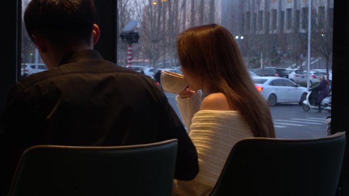情侣在西餐厅用餐西餐牛排咖啡甜品