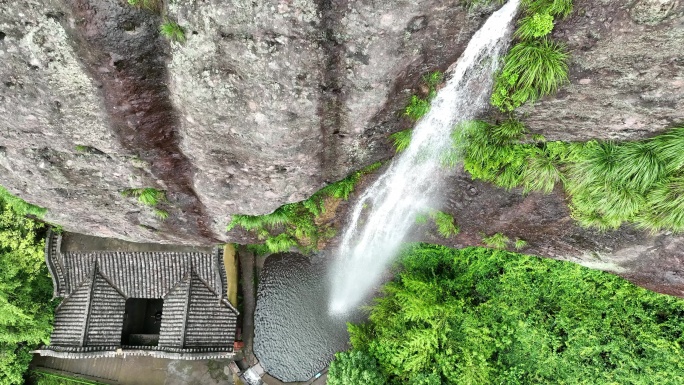 航拍浙江诸暨汤江岩瀑布岩石悬崖飞瀑寺庙