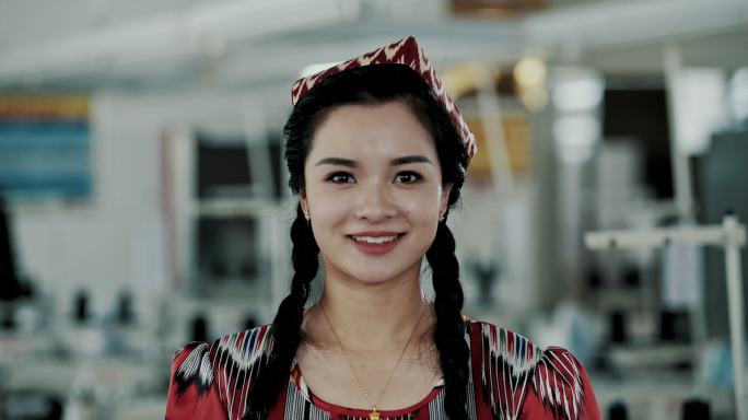 微笑的新疆女孩